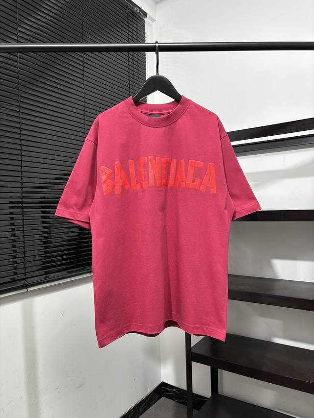 高版本，质量很好！巴黎世家 Balenciaga男女同款胸前背后经典玫红色胶条印花，短袖T恤！领口袖口原版破洞工艺！ 此款尺码偏大，最小Xs穿到 斤左右！最大穿