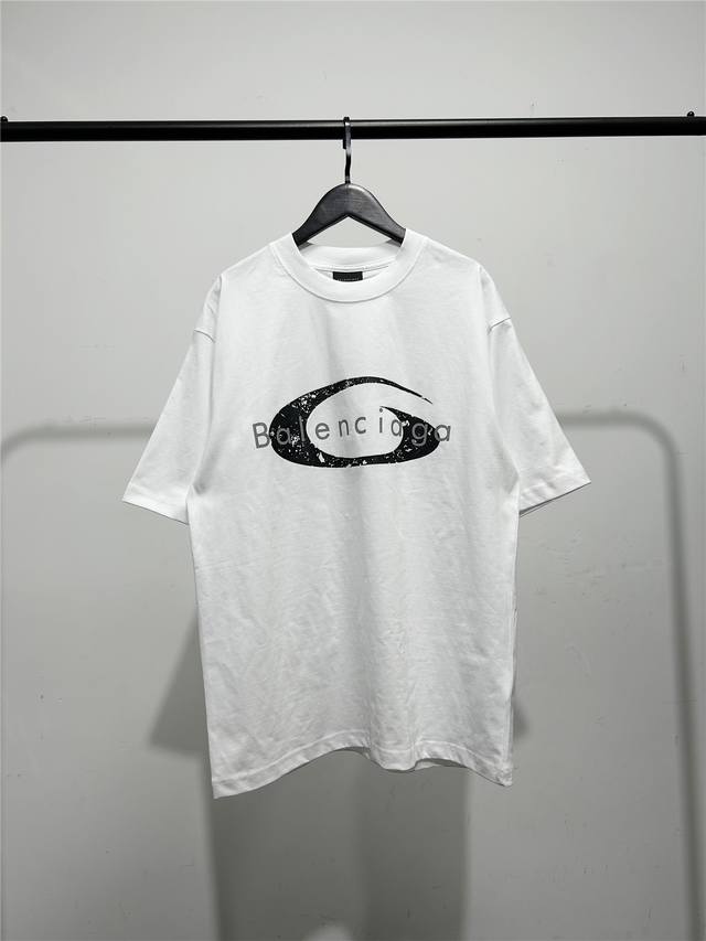 高版本，质量很好！巴黎世家 Balenciaga模糊字母滑雪系列短袖T恤！胸前艺术龟裂纹印花字母短袖！此款尺码偏大，最小Xs穿到145斤左右！最大穿到200多斤