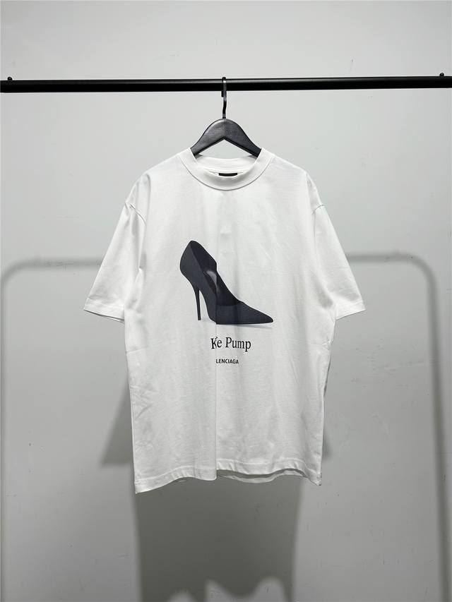 高版本，质量很好！巴黎世家 Balenciaga高跟鞋数码直喷印花短袖T恤！胸前Knife Pump字母短袖！此款尺码偏大，最小Xs穿到145斤左右！最大穿到2