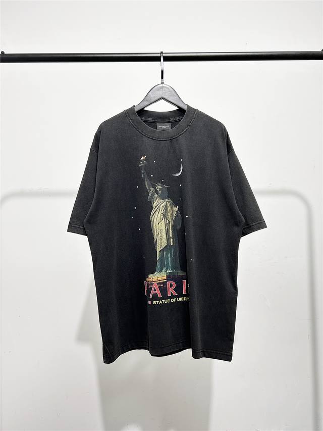 高版本，质量很好！巴黎世家 Balenciaga男女自由女神像短袖T恤！此款尺码偏大，最小Xs穿到 斤左右！最大穿到200斤！ 此款黑色面料通过水洗做旧处理！面