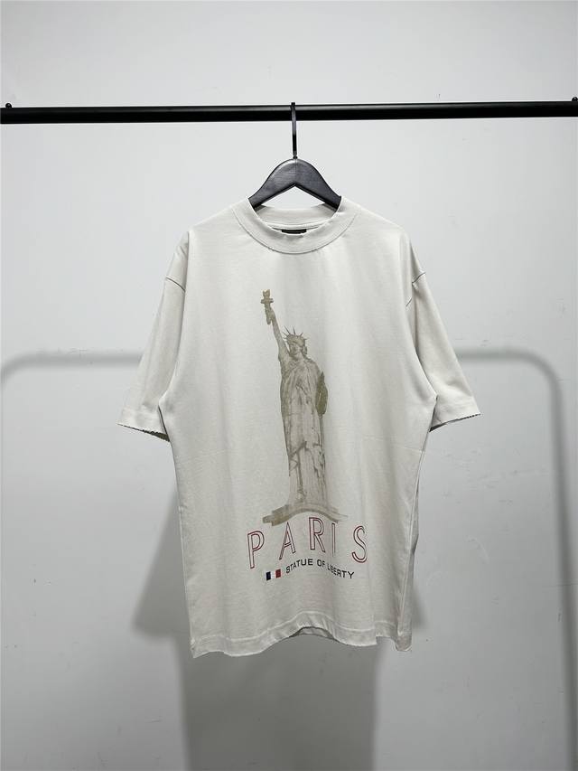 高版本，质量很好！巴黎世家 Balenciaga男女自由女神像短袖T恤！此款尺码偏大，最小Xs穿到 斤左右！最大穿到200斤！ 此款黑色通过水洗做旧处理！面料更
