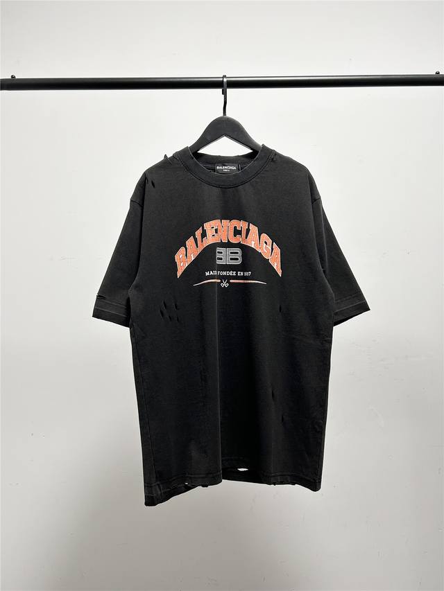 高版本，质量很好！原版包装，柜子最新款领标！巴黎世家 Balenciaga男女同款龟裂纹橙色字母印花短袖T恤！此款尺码偏大，最小Xs穿到 斤左右！最大穿到200