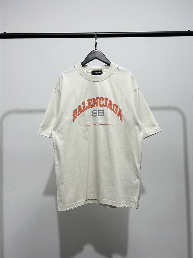 高版本，质量很好！原版包装，柜子最新款领标！巴黎世家 Balenciaga男女同款龟裂纹橙色字母印花短袖T恤！此款尺码偏大，最小Xs穿到 斤左右！最大穿到200