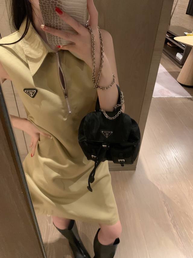 上新 Prad* 普拉达 25Ss新款三角标连衣裙 颜色：卡其 码数：Sml S码推荐： 80~100 M码推荐：100～115 L 码推荐： 115～135