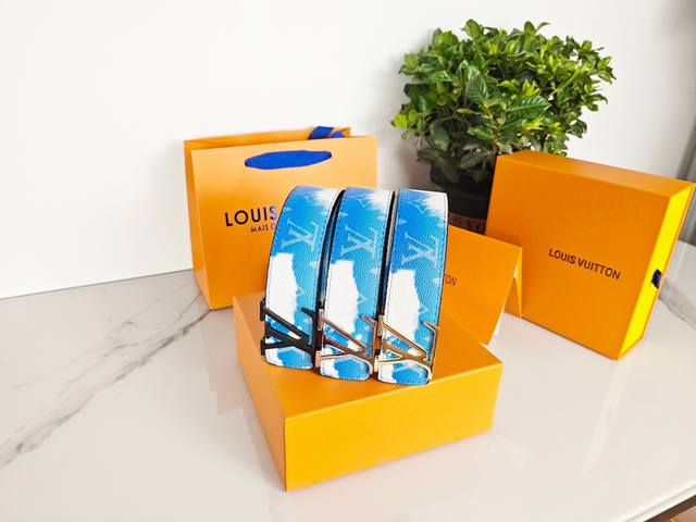 供 路易威登Louis Vuitton Lv 款式 天空蓝 腰带 专柜包装！！ 扣色：金色 银色 黑色 双面使用、色彩清新时尚，搭配有金-银-黑 三种颜色的扣头