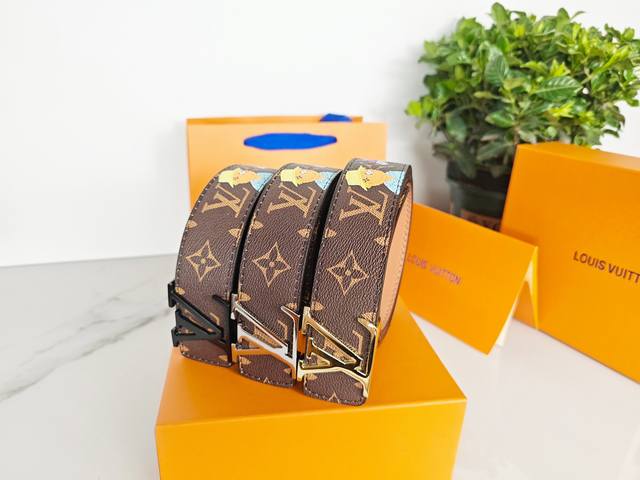供 路易威登Louis Vuitton Lv 款式 咖色稻草人 腰带 专柜包装！！ 扣色：金色 银色 黑色 双面使用、色彩清新时尚，搭配有金-银-黑 三种颜色的