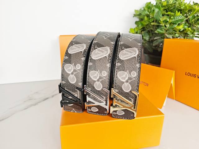 供 路易威登Louis Vuitton Lv 款式 黑水滴 腰带 专柜包装！！ 扣色：金色 银色 黑色 双面使用、色彩清新时尚，搭配有金-银-黑 三种颜色的扣头