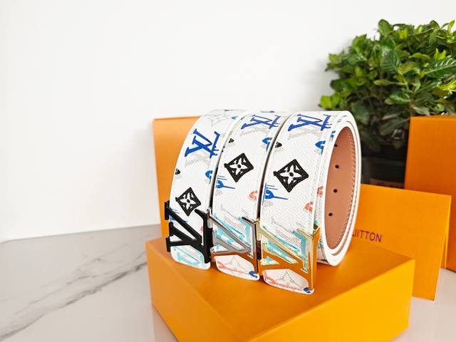 供 路易威登Louis Vuitton Lv 款式 白色彩字 腰带 专柜包装！！ 扣色：金色 银色 黑色 双面使用、色彩清新时尚，搭配有金-银-黑 三种颜色的扣