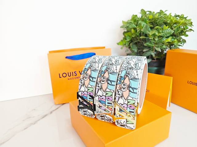 供 路易威登Louis Vuitton Lv 款式 派大星 腰带 专柜包装！！ 扣色：金色 银色 黑色 双面使用、色彩清新时尚，搭配有金-银-黑 三种颜色的扣头
