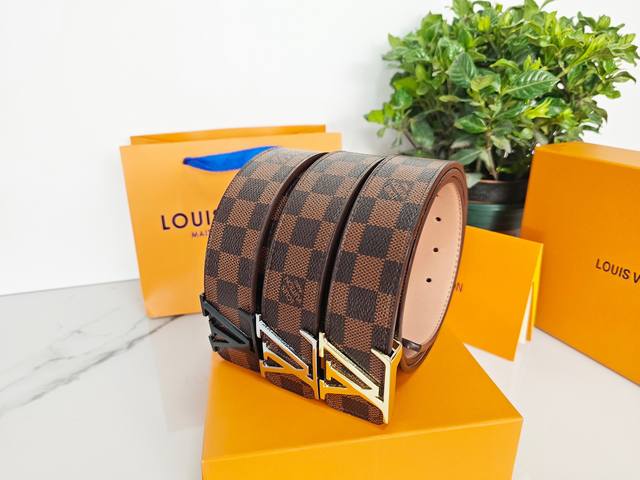 供 路易威登Louis Vuitton Lv 款式 咖色棋盘格 腰带 专柜包装！！ 扣色：金色 银色 黑色 双面使用、色彩清新时尚，搭配有金-银-黑 三种颜色的
