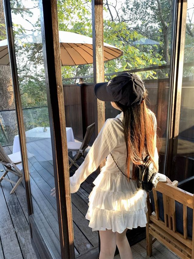 Miu Miu 这一套也太心动了吧 太适合春天出门玩穿的裙子了 一套甜美又方便好看到晕厥 上半身是宽松的衬衫版型 多种身材都能驾驭 时尚又百搭 包容身材的各种不