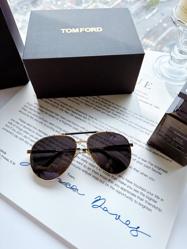 Tf 汤姆福特Tom Ford男士礼盒乌木100Ml+Tf偏光太阳镜金框黑色就是说Tf的仪式感给的足足的这款礼盒真的别太适合送人！ Tf乌木香水 木质香气层次感