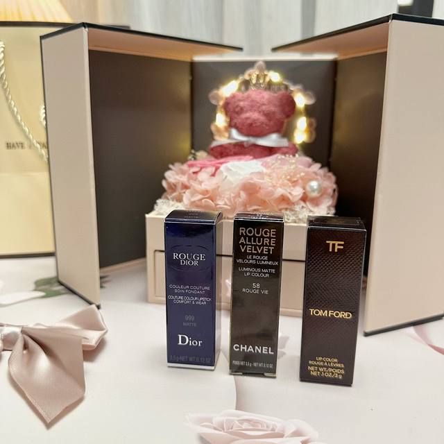 小熊永生花+专柜口红礼盒 情人节高端礼物套装送打包盒 小熊永生花礼盒 专柜Dior999、专柜香奈儿按压58#、专柜Tf16 每个色都非常的显白，而且每一个喜欢