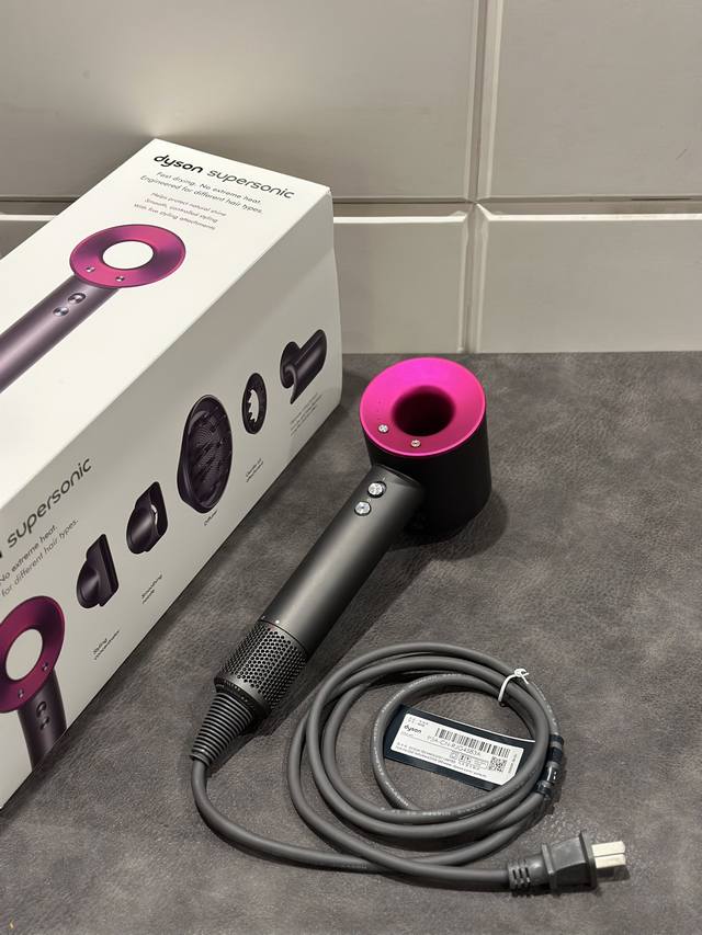 重磅出货 Dyson 戴森吹风机 Hd08款 原装模具开模 耗时三个月 终于出货 包装外观全部1:1对版 重量风力功率跟正品完全一样 第九代数码马达推进强劲气流