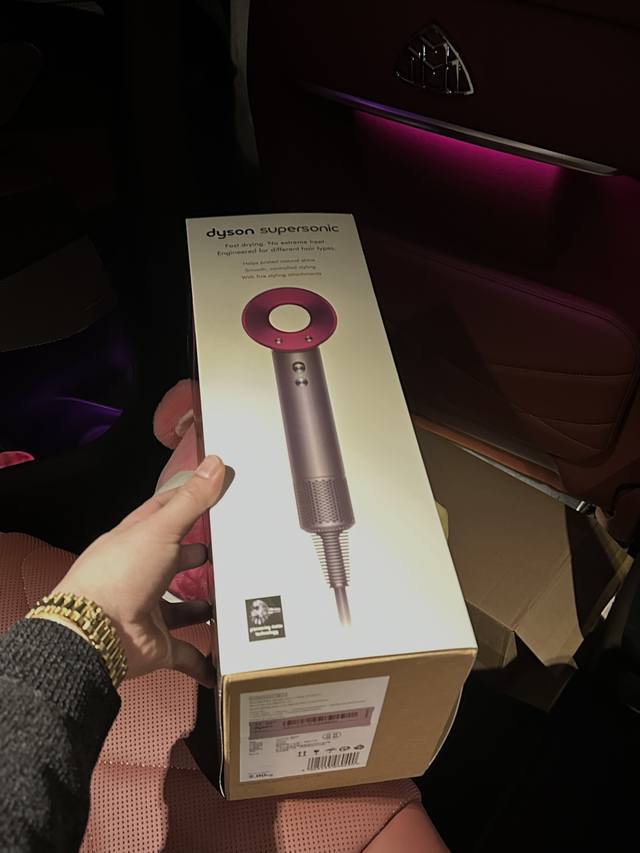 店主实拍 Dyson 戴森吹风机 Hd08款 原装模具开模 耗时三个月 终于出货 包装外观全部1:1对版 重量风力功率跟正品完全一样 第九代数码马达推进强劲气流