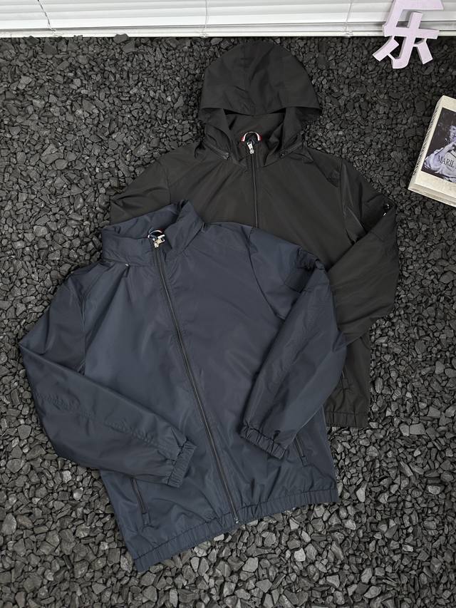 Moncler盟可睐Carles男士连帽纯色户外运动防水防风宽松休闲时尚百搭夹克外套冲锋衣 - 在繁华都市与广阔自然间游走，你需要一件能完美平衡时尚与功能的夹克