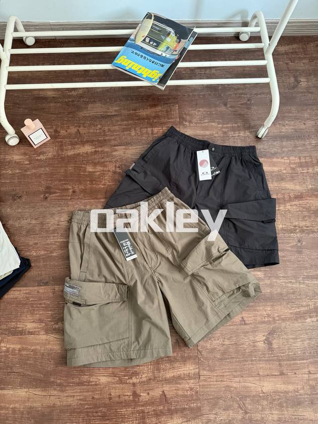 Oakley 2025 夏季男款机能工装宽松休闲潮流纯色短裤五分裤 被问爆的Oakley机能短裤，一整个爱住 这条Oakley机能工装短裤，简直是我的夏日救星！