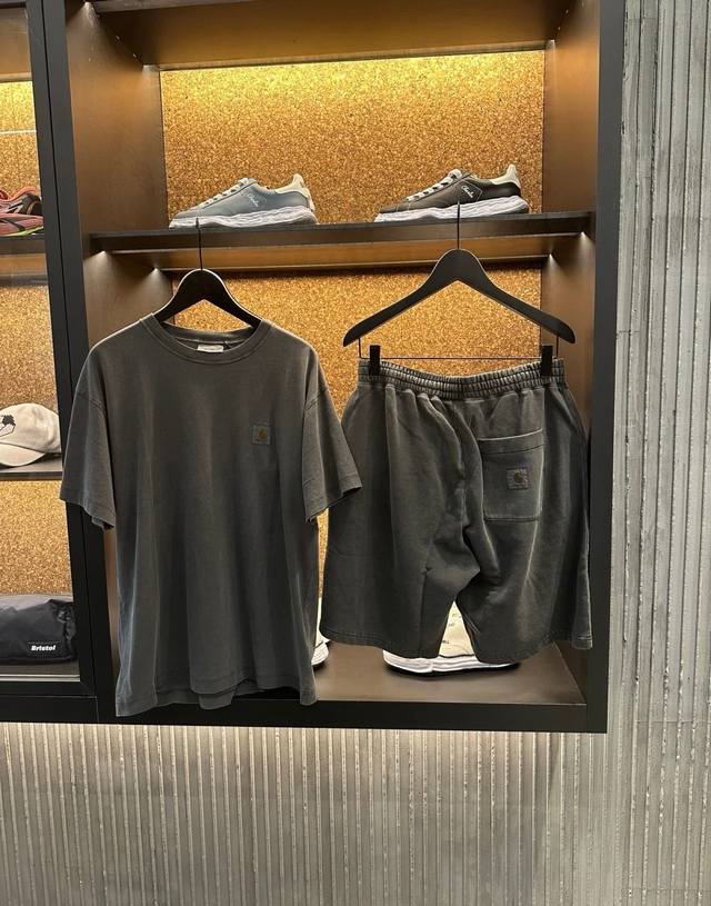Carhartt Wip纯色水洗做旧小标直筒短裤，夏日必备！一款多色，基础色和彩色的结合，满足不同人群的需求。420G高克重全棉毛圈，厚实质感，重水洗面料更加柔