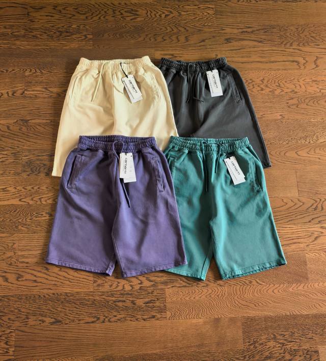Carhartt Wip纯色水洗做旧小标直筒短裤，夏日必备！一款多色，基础色和彩色的结合，满足不同人群的需求。420G高克重全棉毛圈，厚实质感，重水洗面料更加柔