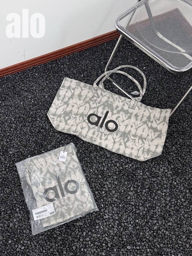 Alo瑜伽包单肩帆布包男女大容量购物手提包迷彩户外运动健身包包，男女同款，容量很大可以适用于各种场合！众多网红明星上身今年大爆款！ Size：52*14*30C