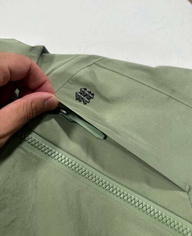 细节图 可隆 Kolon Sport 秋款三色户外休闲外套防风水透气轻量硬壳冲锋衣 男女同款 1柜款夹克 新款在售3900+ 高品质 ，科技面料 防风防水 ，轻