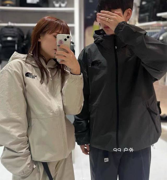 The North Face 北面刺绣男女连帽情侣款外套 莱卡面料上身挺括有型 定制拉链大大提升立体裁剪 宽松版型男女均可穿着 定制辅料 细节满满 口袋处打枣锁