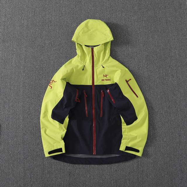 拿货 顶级溢胶版 带搜救器 Arc'teryx 始祖鸟龙年限定冲锋衣龙年限定系列以“龙鳞”为设计灵感的龙年限定单品 Alpha Sv Jacket 硬壳 ，限定