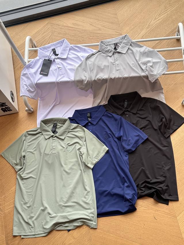 供 Lululemon露露 冰丝无痕 硅胶压花Logo 短袖Polo衫 黑色 白色 藏青 浅灰 绿色 M~Xxl 原版冰丝砖纹面料，腋下独立拼接剪裁，亲肤舒适，