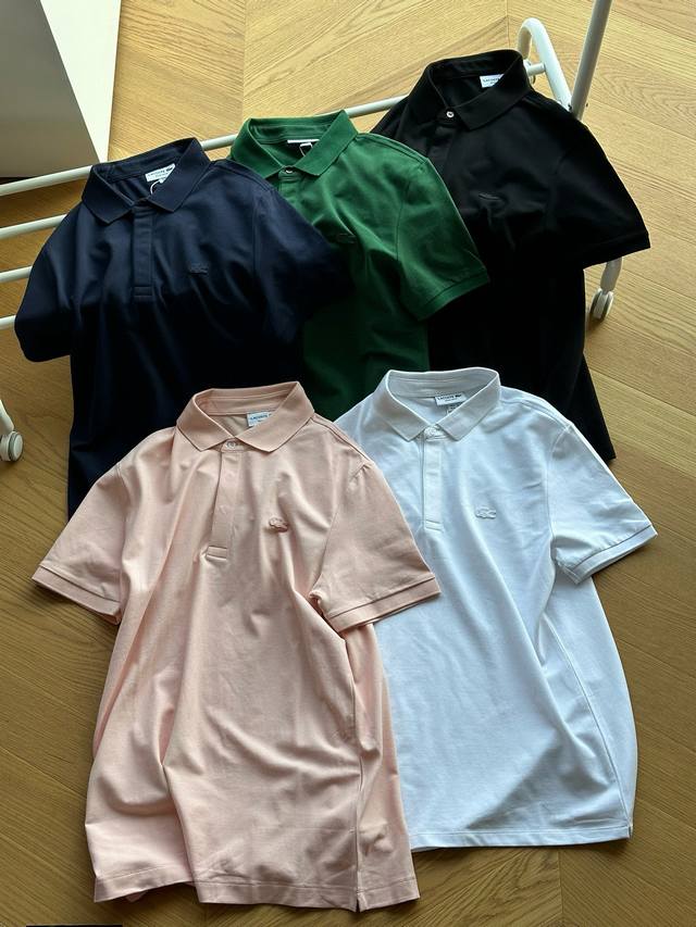 供 Lacoste法国鳄鱼经典款 同色鱼标 男女款休闲翻领短袖Polo衫 黑色 白色 藏青色 绿色 粉色 尺码：4-7码 M-Xxl码 暗门襟设计，让这款Pol