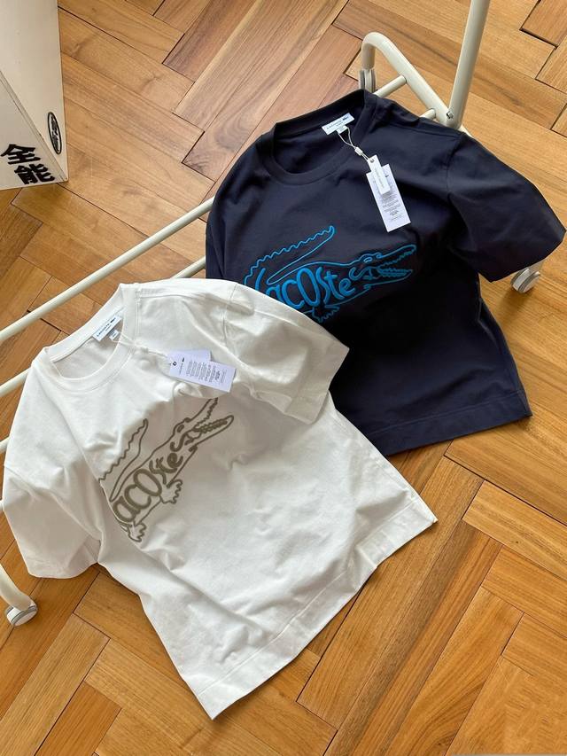 供 Lacoste法国鳄鱼 大Logo立体刺绣 圆领短袖T恤 白色 藏青 M~Xl 超大鳄鱼图案大Logo刺绣装饰，全部进口机田岛立体高密度刺绣完成，他的边缘非