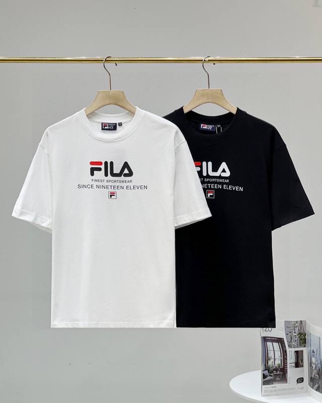 Fila斐乐正方小Logo经典款印花休闲宽松情侣款 短袖T恤 款号：C322 颜色: 黑色 白色 细节版本一比一复刻 重磅专柜最新款！走一波！绝对私房牛货！ 原