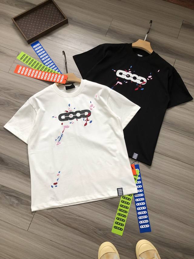 Goodbrand字母Logo印花 众多明星同款 多彩泼墨刺绣 字母Logo印花 男女款圆领短袖半袖T恤. 颜色：白色 黑色. 尺码：S M L Xl. 材质：