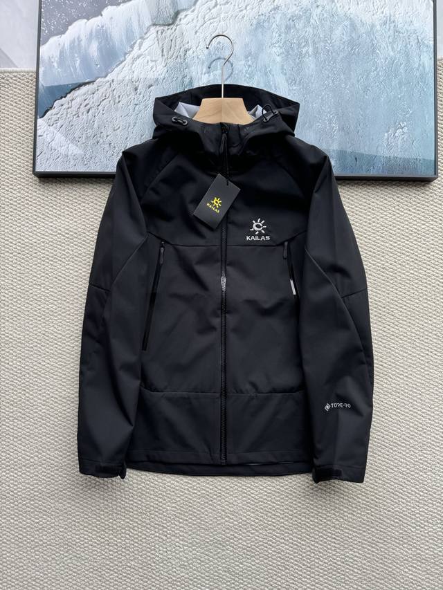 Kailas凯乐石软壳衣透气连帽户外登山徒步外套， 采用Mammut Softech Tm弹性软壳面料，经过不含Pfc的Dwr处理，不仅耐脏防泼水，且具有良好的