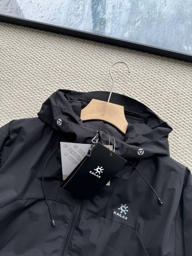 全新凯L石24小时通勤系列-雷鸟Lt连帽防风衣！更适合日常穿着！ 颜色：玄青黑 尺码M- Xxl 面料采用抗撕裂Gore-Tex Windstopper 2L面