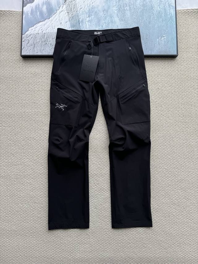 Arc'teryx 始祖鸟户外运动防风直筒软壳裤 城市商务休闲系列，此系列产品将高科技户外功能以及舒适性和持久性能很好的融入到日常装束中。让户外更加生活化！ 一