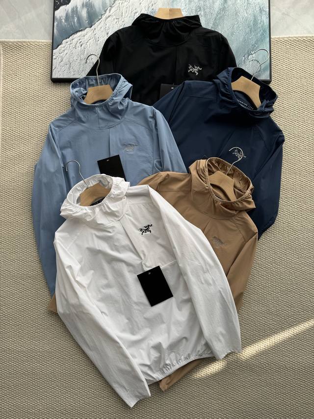 Arc'teryx 始祖鸟新款户外连帽运动休闲速干长袖T恤！ 这款连帽衣专为攀岩.跑步.运动健身和徒步旅行者设计，为户外爱好者遮蔽阳光，提供运动过程中的舒适体验