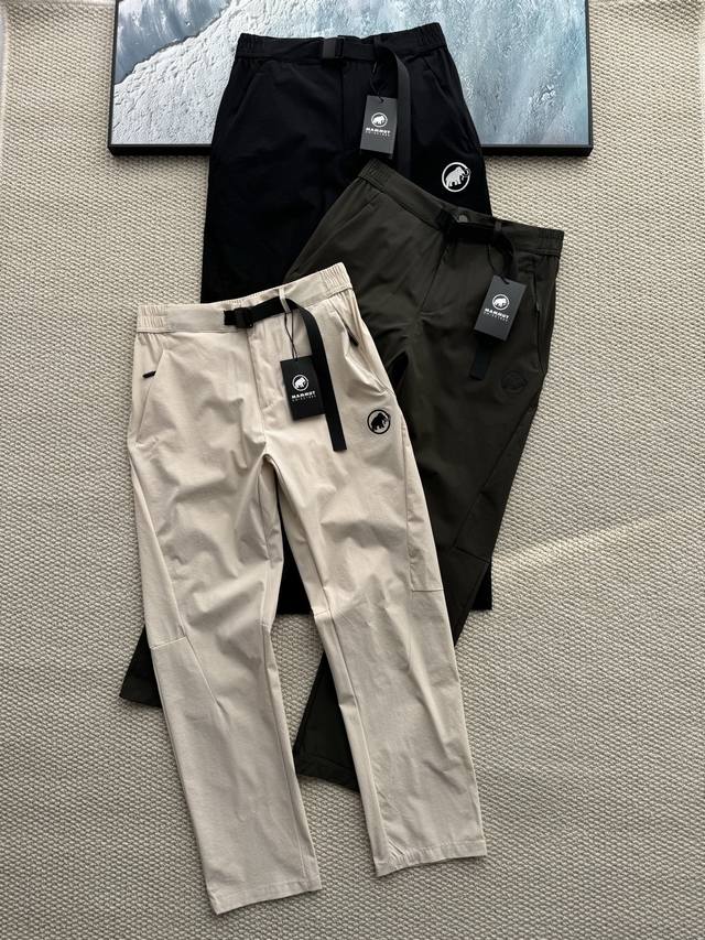 Mammut 猛犸象25Ss春季新款户外运动休闲速干长裤！ 特殊微防水工艺加上复合超细新速干面料，突破长裤传统工艺，释放更大活动空间，人体工程系版型设计，穿着舒
