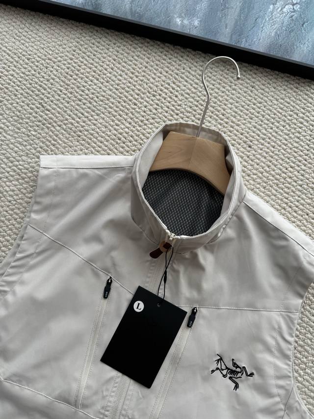 Arc‘Teryx 始祖鸟25Ss春夏季新款男士立领软壳防风防水刺绣马甲背心 胸前两侧口袋，重工刺绣大鸟Logo点缀 客供双层面料，内里是聚纤透气孔面料，手感软