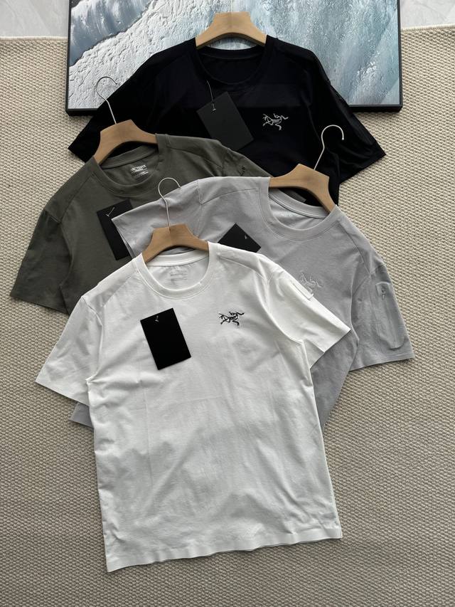 Arc'teryx 始祖鸟25Ss男士新款圆领刺绣速干短袖T恤！ 柔韧、耐磨、 吸湿、排汗、轻盈且触感柔软凉爽！！！棉质的舒适穿着体验！弹力十足、轻柔贴身具有良