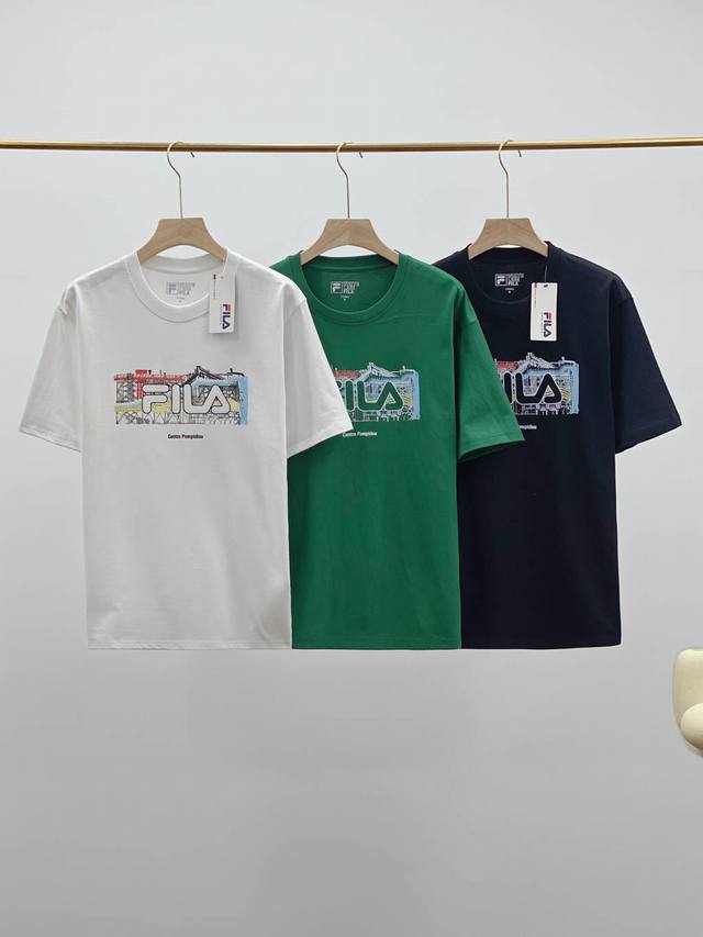 Fila 斐乐官方男子针织短袖衫新款时尚休闲Logo纯棉基础圆领T恤！ 260克棉涤细弹双纱面料，品质细腻，清爽透气，品质细腻，干爽透气，上身舒适！ 印花点缀彩