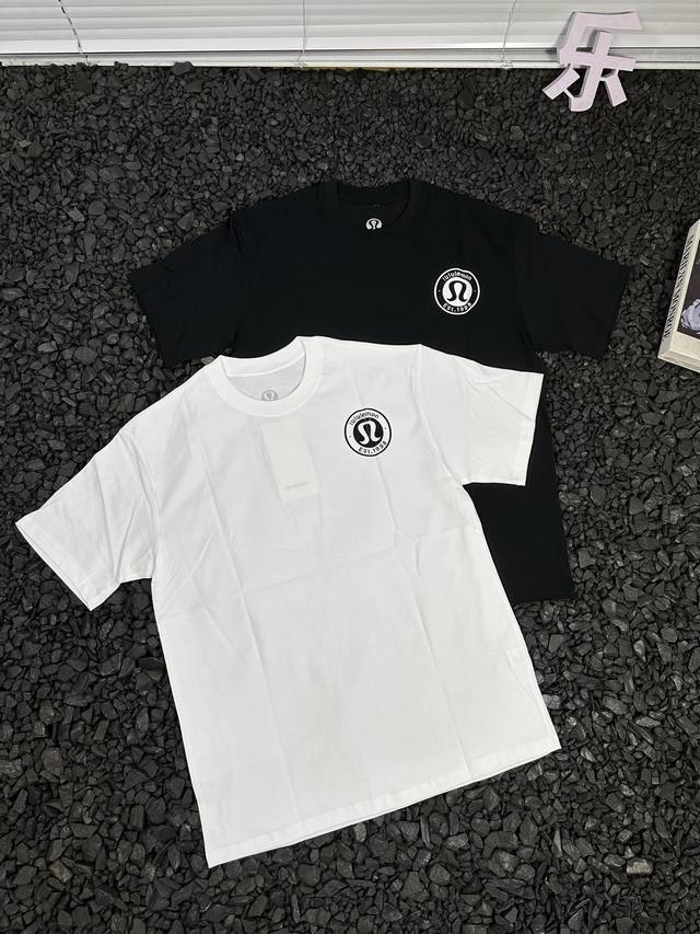露露Lululemon后背大圆标户外运动简约休闲时尚百搭纯棉短袖T恤 男女同款 - 夏日炎炎，户外运动、日常出行，都急需一件透气又时尚的T恤救场！这件Lulul