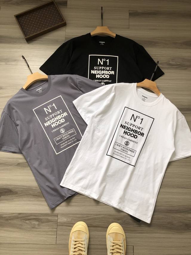 Neihborhood 胸前方块字母Logo印花 男女款圆领短袖半袖T恤. 颜色：白色 灰色 黑色. 尺码：S M L Xl. 材质：原版定织定染250G32支