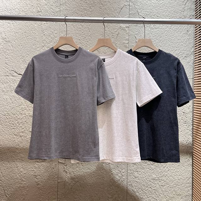 p： Lululemon新款男士圆领短袖T恤 简约时尚款，客供百分百纯棉水洗面料，柔软亲肤，舒适透气！精美小标Logo刺绣，定织螺纹领口，领里压条，做工细节都非