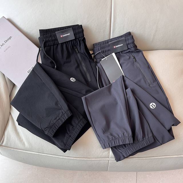 p： Lululemon新款男士休闲运动长裤 经典时尚款，客供锦氨弹力梭织面料，轻薄透气，舒适耐穿！立体裁剪版型，两侧拉链口袋，精美小标Logo烫印，腰部松紧抽