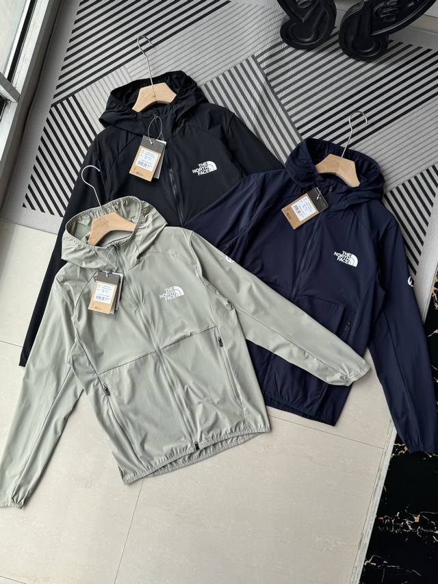 Tnf 2025春夏新款男女巅峰系列户外防晒外套 胸前的印花还超有运动感，不管是搭配裤装还是裙装都很青春活力，可甜可盐非它莫属！ 经典连帽设计，刮风下雨时可戴上