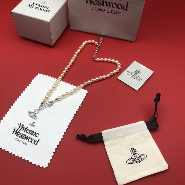 Vivienne Westwood西太后项链顶级最高版本』 重磅来袭通过关系搞到一批海关扣押的西太后项链 全球最火的款式之一 可以承载岁月的经典之作 永不过时