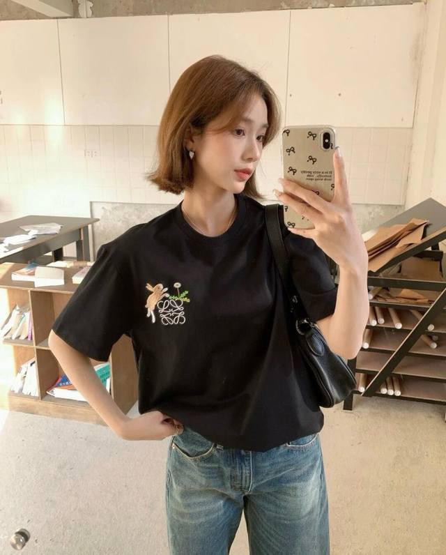 高版本操作 Loewe罗意威X Suna Fujitass25圆领小兔图案刺绣宽松短袖T恤，男女同款，都可驾驭。尺码Xs～L，宽松版型，不用刻意加号，文尾附上身