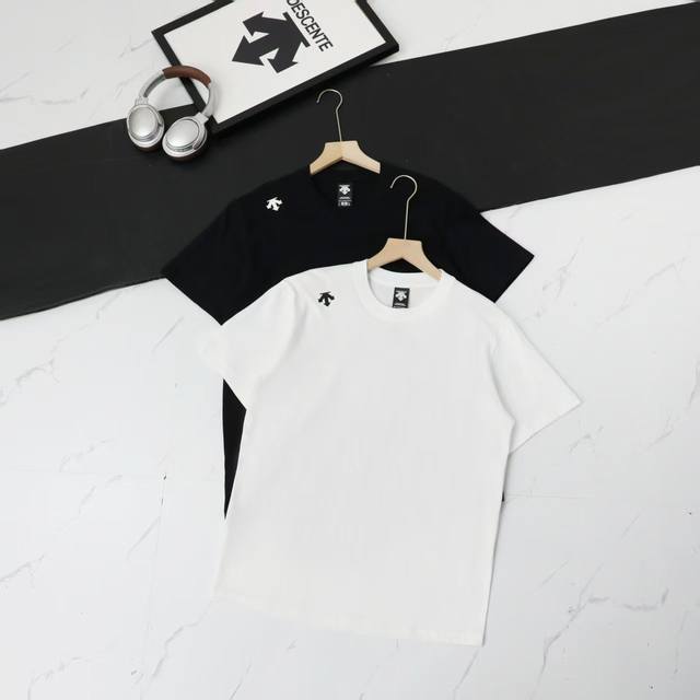 Descente 迪桑特圆领经典款情侣短袖T恤！ 经典系列之作，运动休闲必选款式，上身超级舒服透气！ 面料采用32支240克纯棉面料 经典版型，修身显瘦！ 舒适