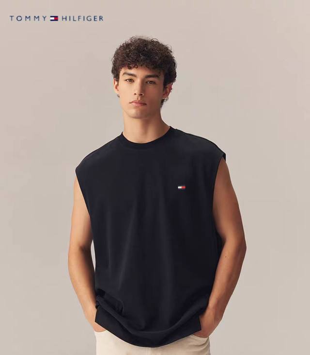 Tommy 汤米纯棉高支休闲背心 定制主标 辅料 水洗齐全 甄选250克32支紧密纺双纱纯棉面料 质感厚实但是透气性良好 定制硅胶印花 整件衣服垂坠感非常好 显