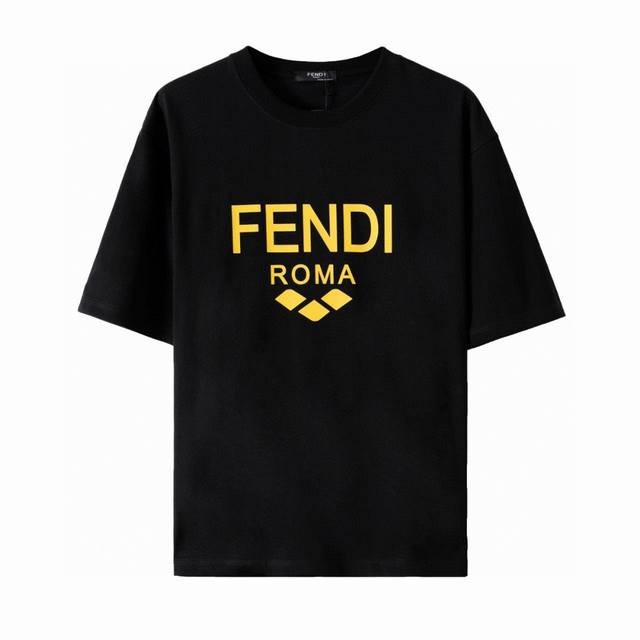 Fendi男女情侣短袖T恤衫！ 重磅推荐！简约时尚款！ 面料采用40支精梳纯棉制造, 透气吸汗， 舒适有型！ 舒适灵活的圆领设计， 环保印花工艺，印花边缘平滑，